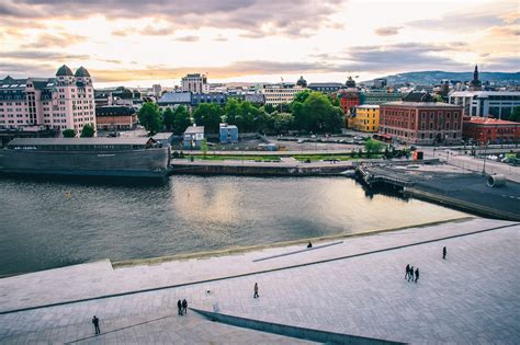 2 pm est to oslo.